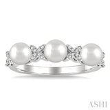1/10 Ctw 5MM White Pearl and Floral Round Cut Diamond Fashion Band in 14K White Gold