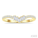 1/4 Ctw Baguette Cut Chevron Centerpiece Round Cut Diamond Wedding Band in 14K Yellow Gold