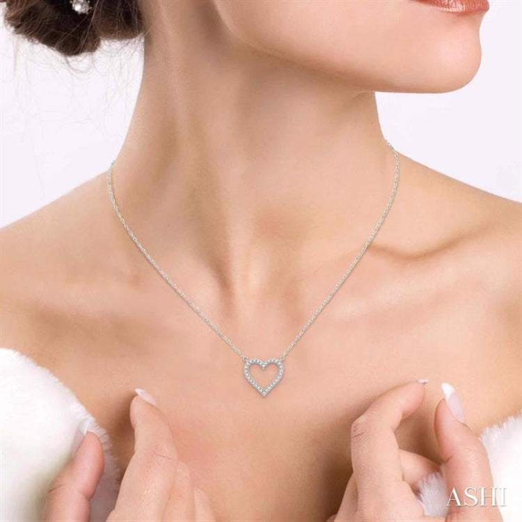 Heart-shaped Diamond Pendant Necklace in White Gold | KLENOTA