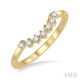 1/6 Ctw Vintage Circular Mount Curved Center Round Cut Diamond Wedding Band in 14K Yellow Gold